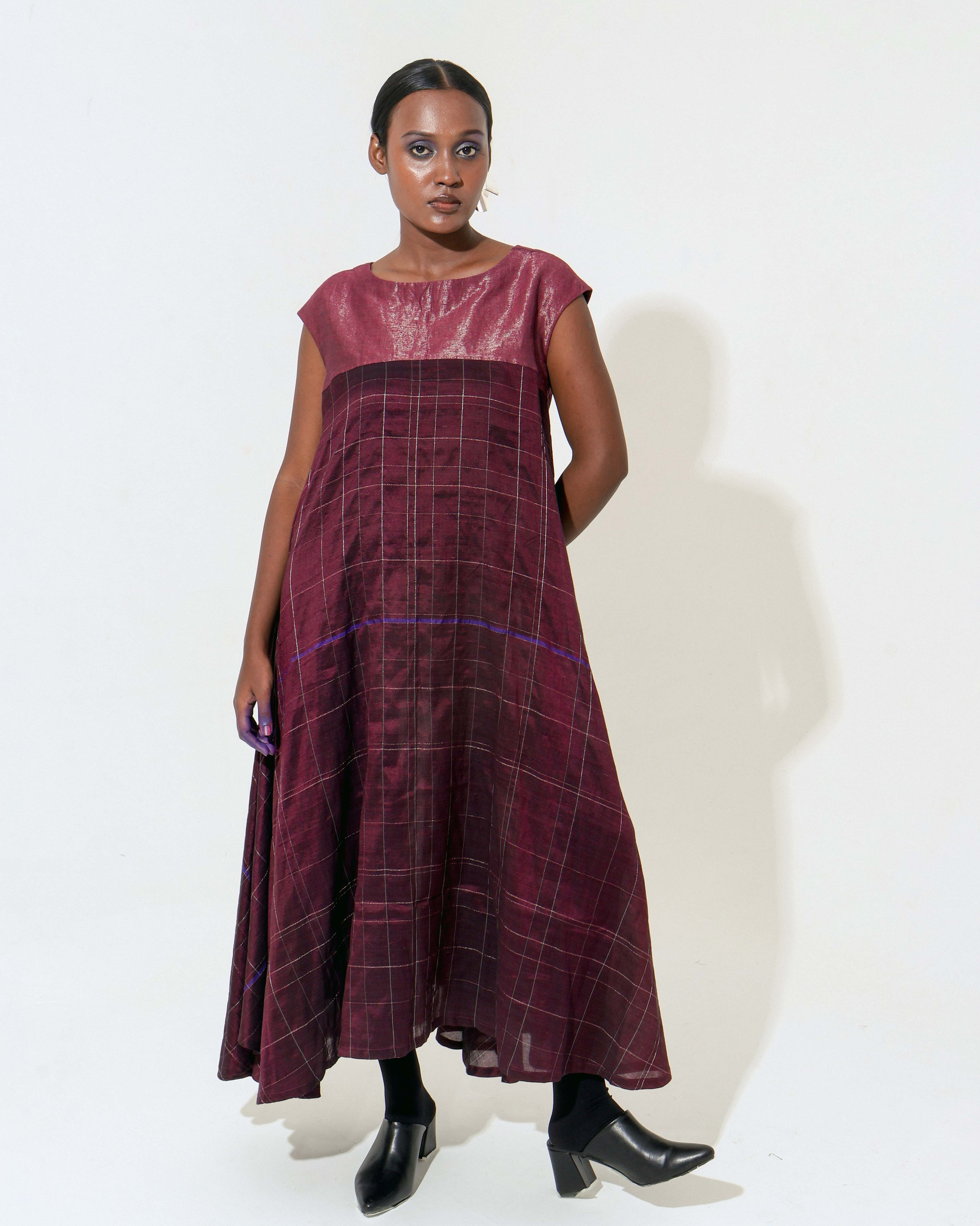 The Shoonyata Lunar Dress is a sleeveless garment with a relaxed silhouette that flows elegantly Made from handwoven silk using the traditional weaving technique.
