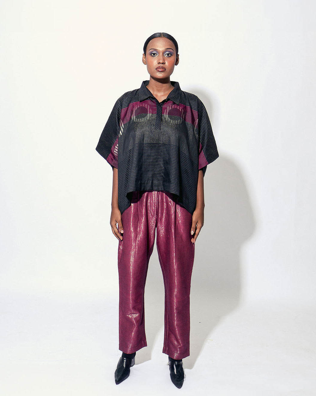 The Shoonyata Striped Circle Hi-Low Top features a relaxed silhouette with a structured yet flowing fit. The Top fabric’s is a handwoven silk, crafted using the Jacquard Jamdani weaving technique